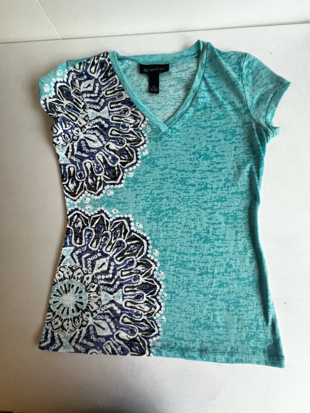 INC INT’L CONCEPTS TURQUOISE V-NECK CAP SLEEVE TOP W/PURPLE & GRAY PATTERN